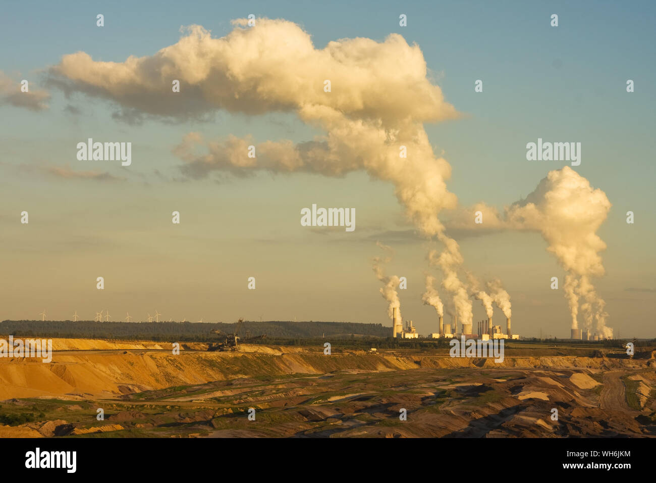 Tagebau für Braunkohle (Braunkohle), verbrannt und zu Elektrizität tranformed durch die Kraftwerke am Horizont - größten Abbaustätten und p Stockfoto