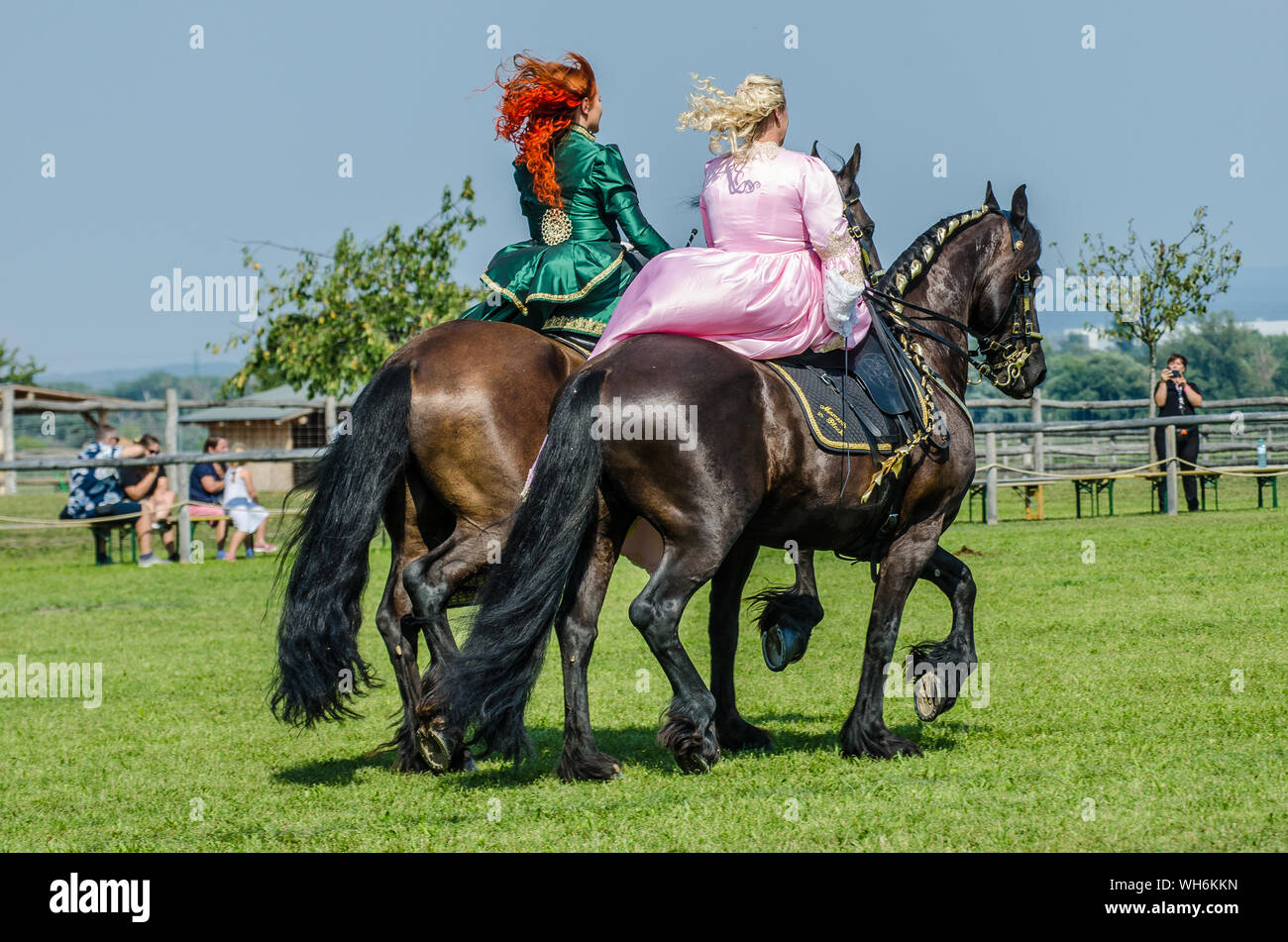 Reiten Auf Einem Seitensattel Stockfotos Und Bilder Kaufen Alamy