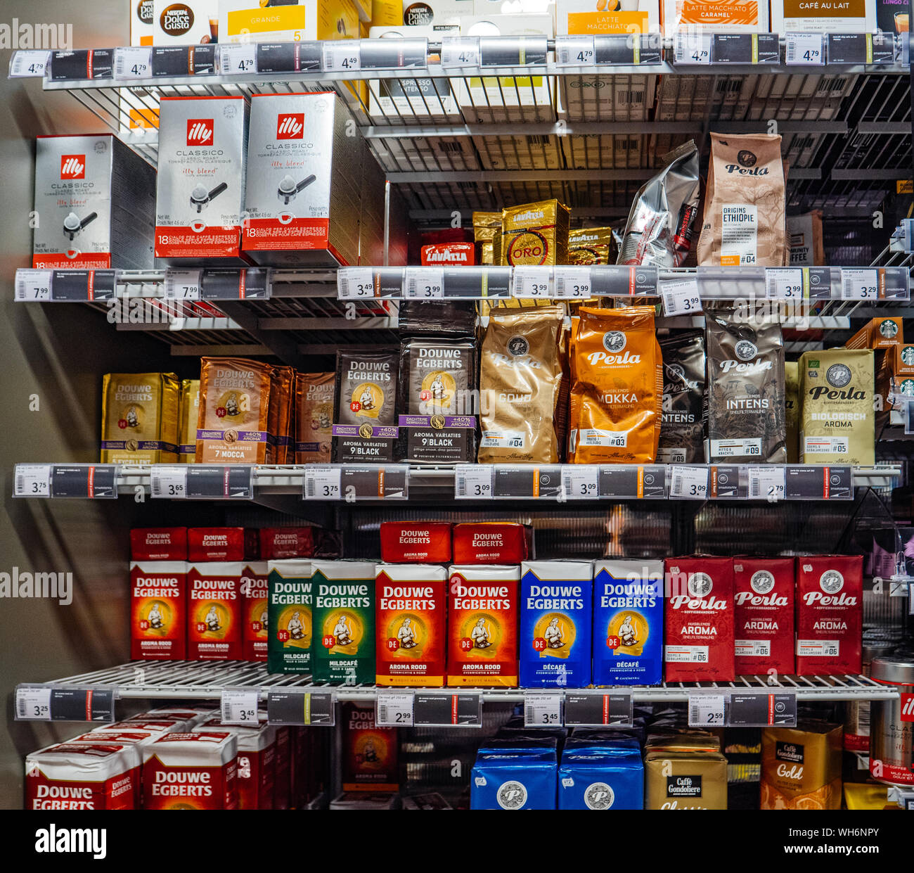 Haarlem, Niederlande - 29.August 2019: Große innere von Albert Heijn store  mit Reihen von Kaffee und Tee Produkte hergestellt von Douwe Egberts,  Perla, illy, Nescafe Stockfotografie - Alamy