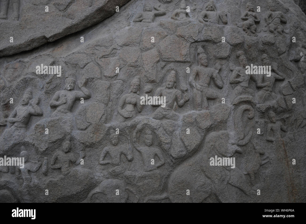 Sculpted panel auf Rock bei Mahabalipuram, Tamil Nadu, Indien, mit Geschichten aus der hinduistischen Mythologie. Foto: Sondeep Shankar Stockfoto