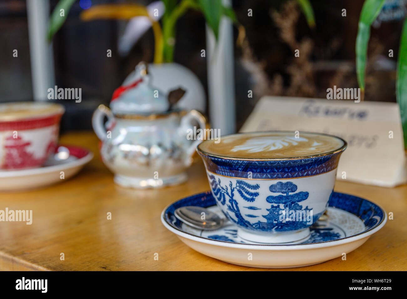 Tasse Kaffee Latte in blau China Schale in Chinatown, Bangkok, Thailand. Stockfoto