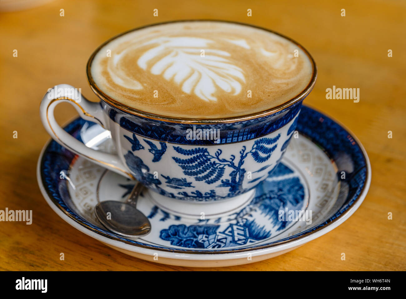 Tasse Kaffee Latte in blau China Schale in Chinatown, Bangkok, Thailand. Stockfoto