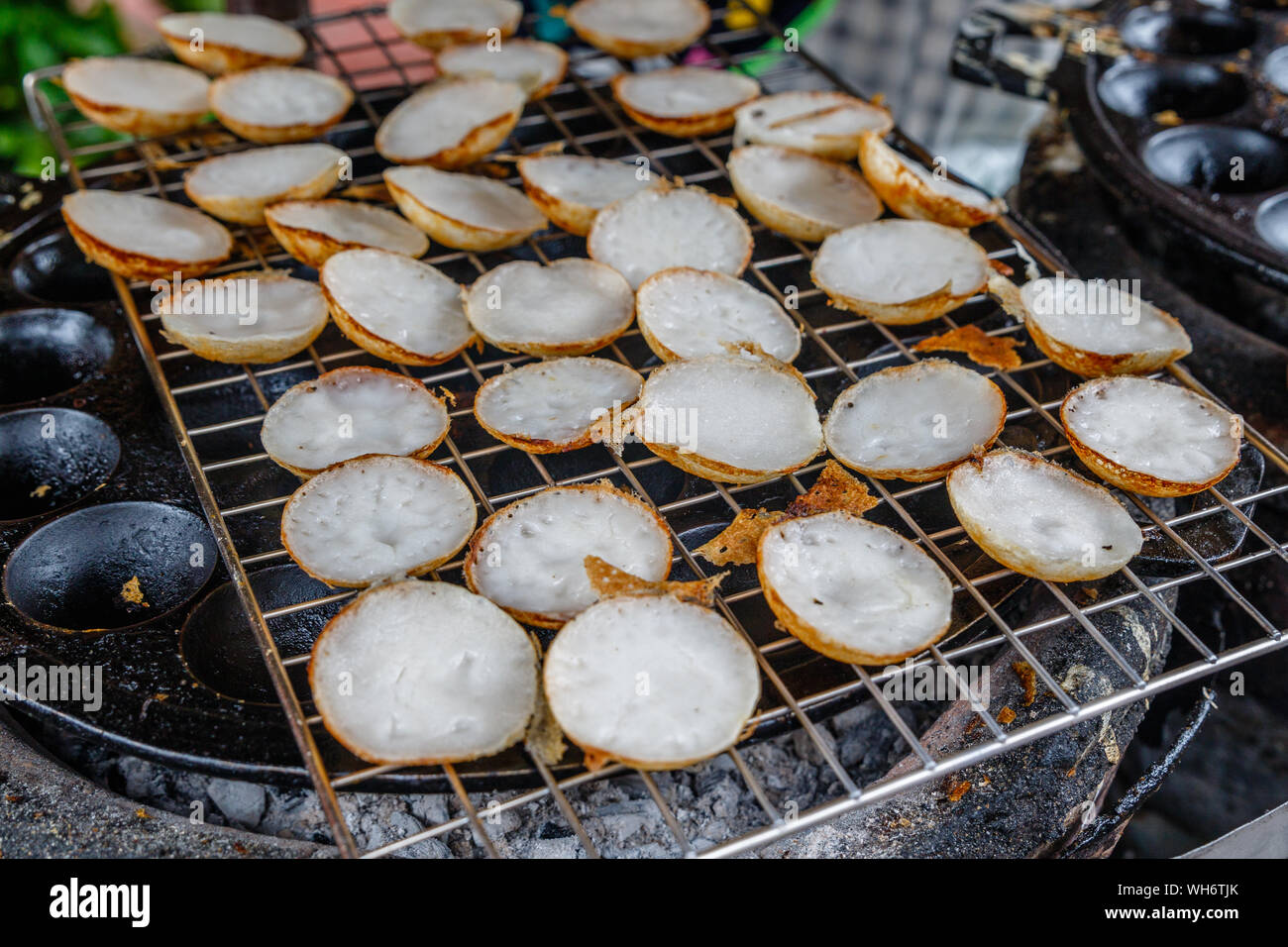 Khanom khrok oder Kokos - Reis Pfannkuchen, traditionelle thailändische Dessert mit Kokosmilch auf einem speziellen gusseisernen Pfanne. Nationale Küche Thailands. Stockfoto