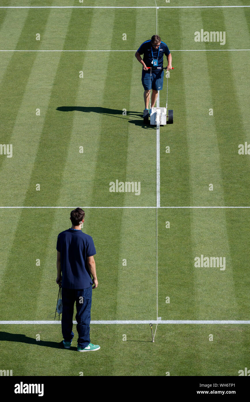 Gärtner Vorbereitung Center Court am Aegon International 2017, Eastbourne, England. Montag, 26, Juni, 2017 - Devonshire Park, Eastbourne, England. Stockfoto