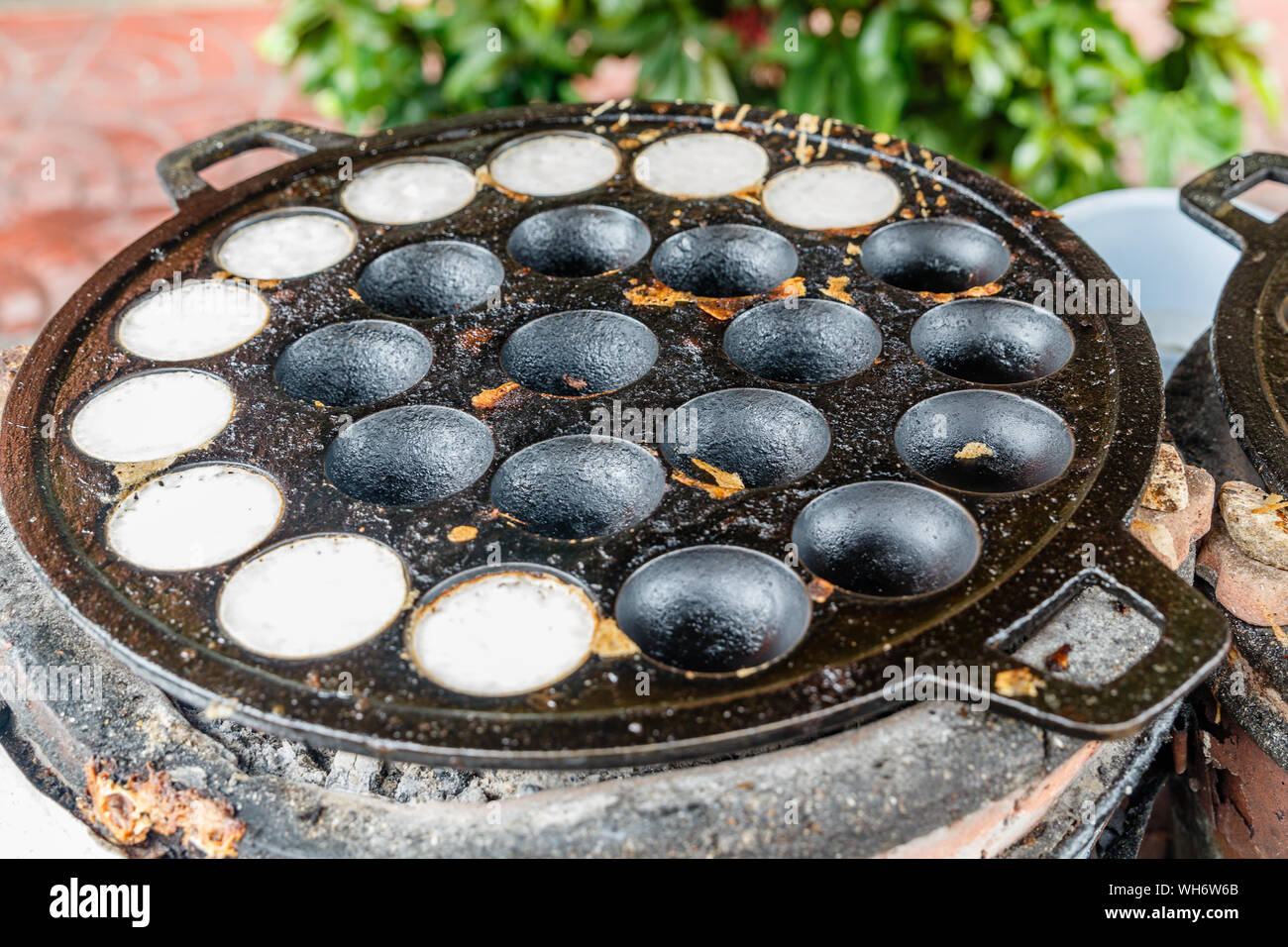 Khanom khrok oder Kokos - Reis Pfannkuchen, traditionelle thailändische Dessert mit Kokosmilch auf einem speziellen gusseisernen Pfanne. Nationale Küche Thailands. Stockfoto