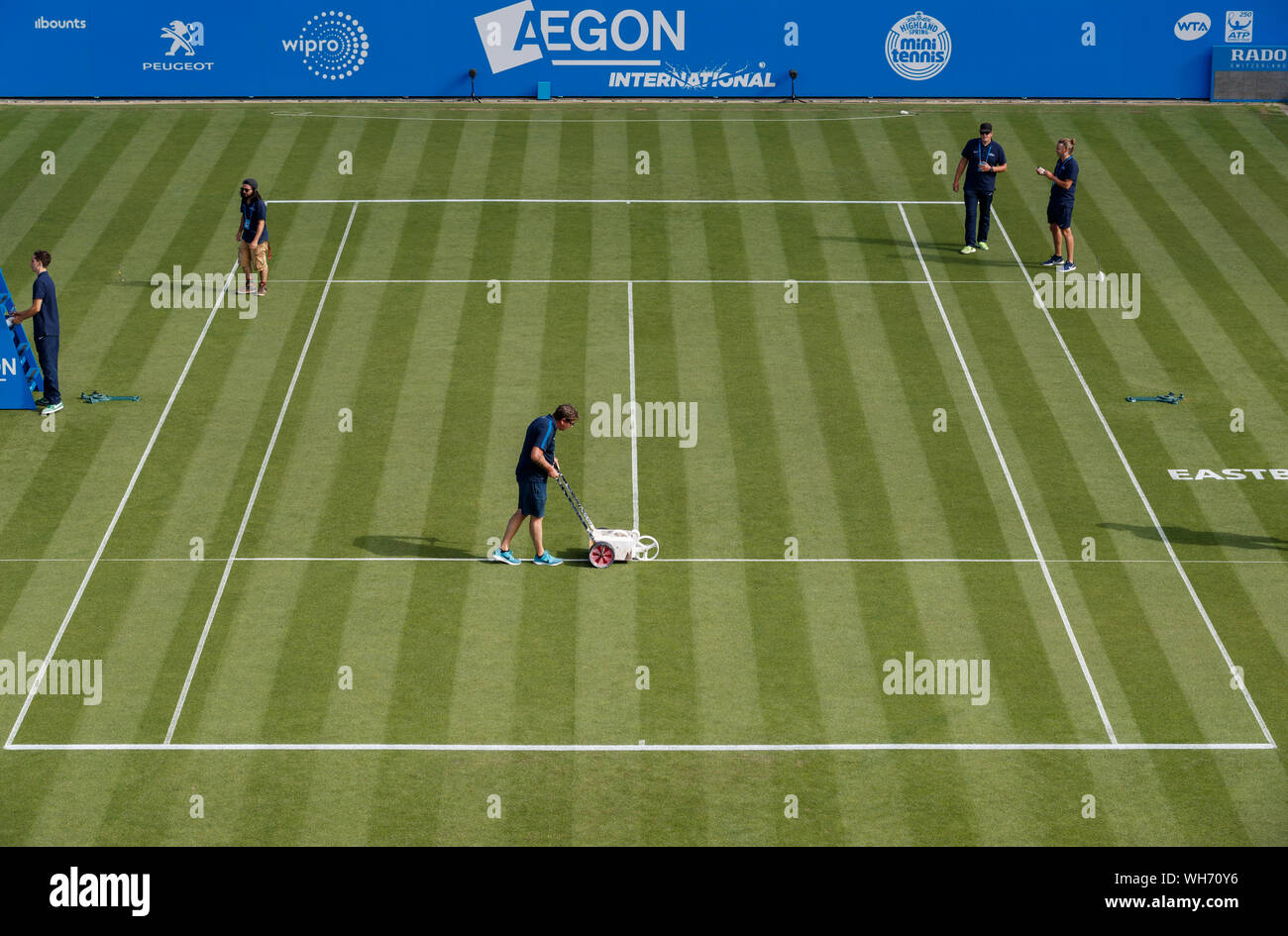 Aegon International 2017, Eastbourne, England. Gärtner Vorbereitung Center Court. Montag, 26, Juni, 2017 - Devonshire Park, Eastbourne, England. ( Stockfoto