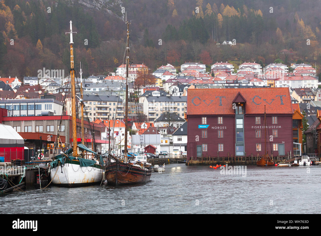 Bergen, Norwegen - 16 November 2017: Küsten Stadtbild mit Booten und Norwegen Fischerei Museum Fassade Stockfoto
