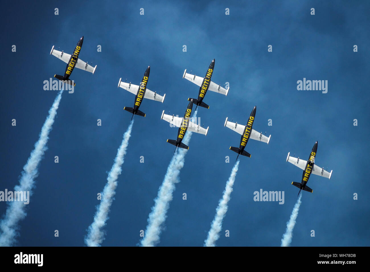 Breitling Acrobatic Display Team Flugzeuge fliegen gegen blu SKY Aero L-39 Albatros Stockfoto