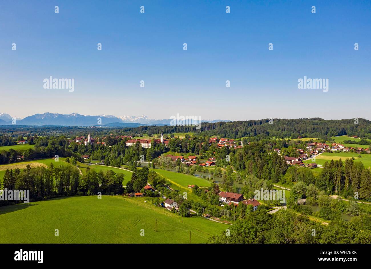 Bezirk Beuerberg mit Kloster und Loisach, Eurasburg, Oberbayern, Bayern, Deutschland Stockfoto