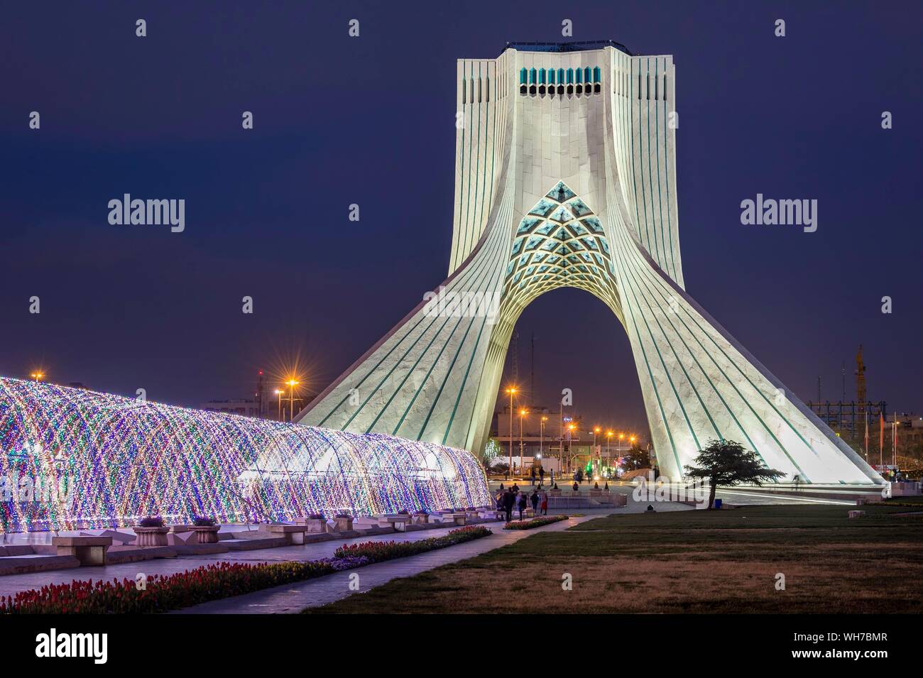 Beleuchtete Azadi Turm in der Dämmerung, Teheran, Iran Stockfoto