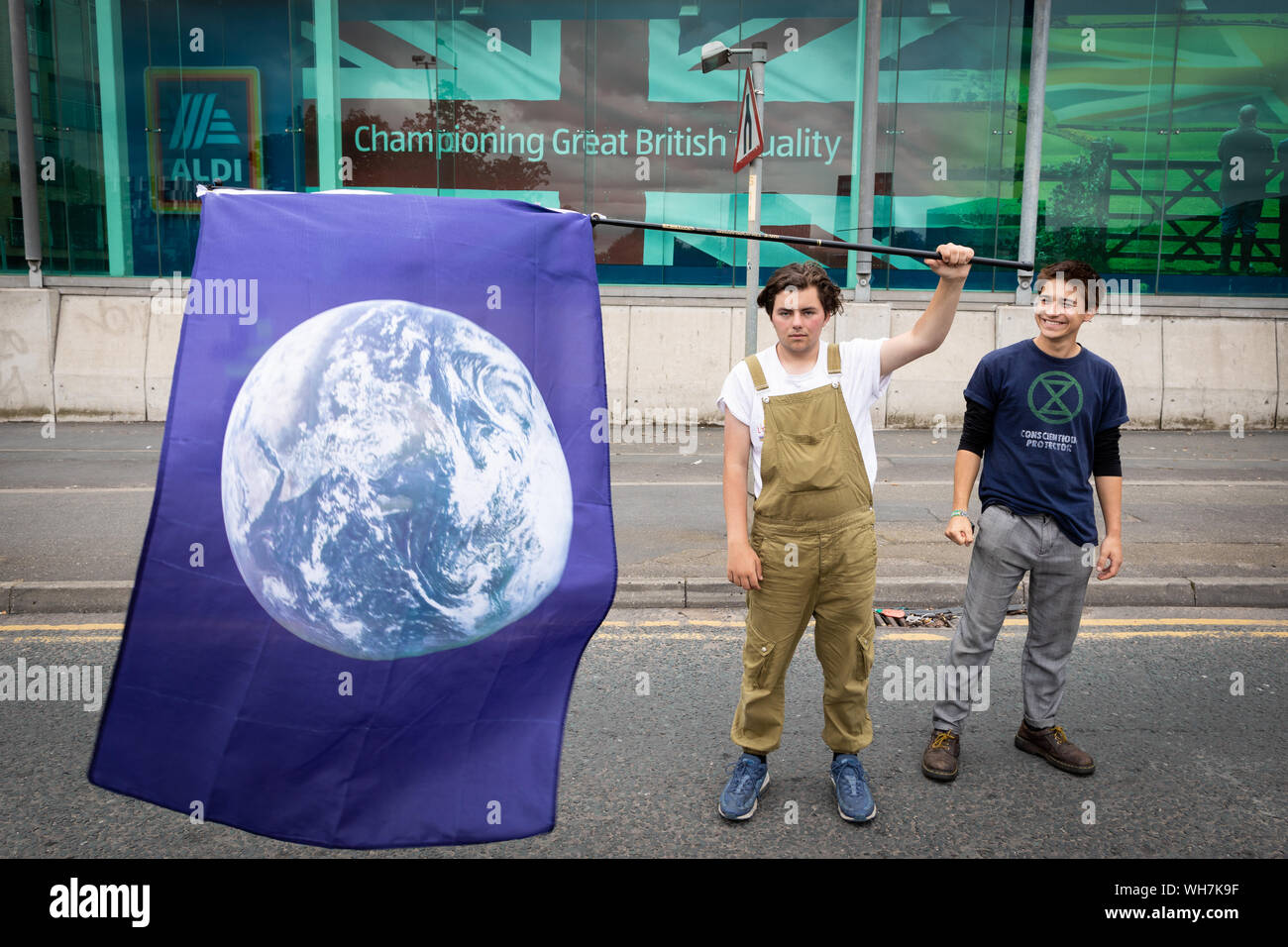 Manchester, Großbritannien. 02. September 2019. Die nördliche Rebellion, der Teil der vom Aussterben Rebellion ein Tag der Proteste vor wichtige Websites, die Barclays Bank, HSBC Bank und Primark enthalten inszeniert. Die Proteste begannen drei Tage zuvor in der Verfolgung für friedliche Aktion erstellen Änderungen notwendig, um den Klimawandel zu überwinden.. Andy Barton/Alamy leben Nachrichten Stockfoto