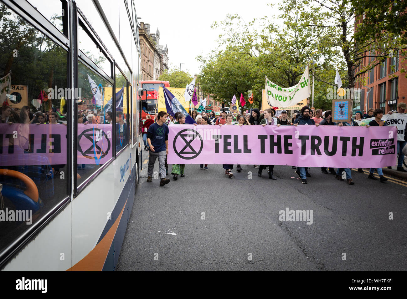 Manchester, Großbritannien. 02. September 2019. Die nördliche Rebellion, der Teil der vom Aussterben Rebellion ein Tag der Proteste vor wichtige Websites, die Barclays Bank, HSBC Bank und Primark enthalten inszeniert. Die Proteste begannen drei Tage zuvor in der Verfolgung für friedliche Aktion erstellen Änderungen notwendig, um den Klimawandel zu überwinden.. Andy Barton/Alamy leben Nachrichten Stockfoto