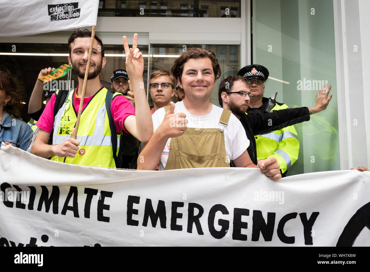 Manchester, Großbritannien. 02. September 2019. Die nördliche Rebellion, der Teil der vom Aussterben Rebellion ein Tag der Proteste vor wichtige Websites, die Barclays Bank, HSBC Bank und Primark enthalten inszeniert. Die Proteste begannen drei Tage zuvor in der Verfolgung für friedliche Aktion erstellen Änderungen notwendig, um den Klimawandel zu überwinden.. Andy Barton/Alamy leben Nachrichten Stockfoto