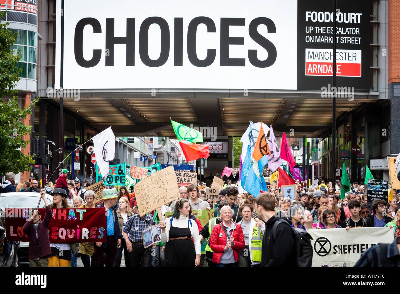 Manchester, Großbritannien. 02. September 2019. Die nördliche Rebellion, der Teil der vom Aussterben Rebellion ein Tag der Proteste vor wichtige Websites, die Barclays Bank, HSBC Bank und Primark enthalten inszeniert. Die Proteste begannen drei Tage zuvor in der Verfolgung für friedliche Aktion erstellen Änderungen notwendig, um den Klimawandel zu überwinden.. Andy Barton/Alamy leben Nachrichten Stockfoto