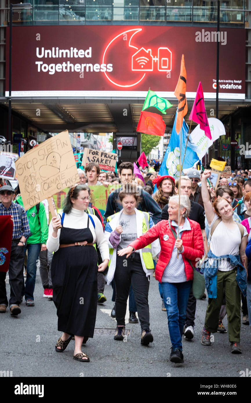 Manchester, Großbritannien. 02. September 2019. Die nördliche Rebellion, der Teil der vom Aussterben Rebellion ein Tag der Proteste vor wichtige Websites, die Barclays Bank, HSBC Bank und Primark enthalten inszeniert. Die Proteste begannen drei Tage zuvor in der Verfolgung für friedliche Aktion erstellen Änderungen notwendig, um den Klimawandel zu überwinden.. Andy Barton/Alamy leben Nachrichten Stockfoto