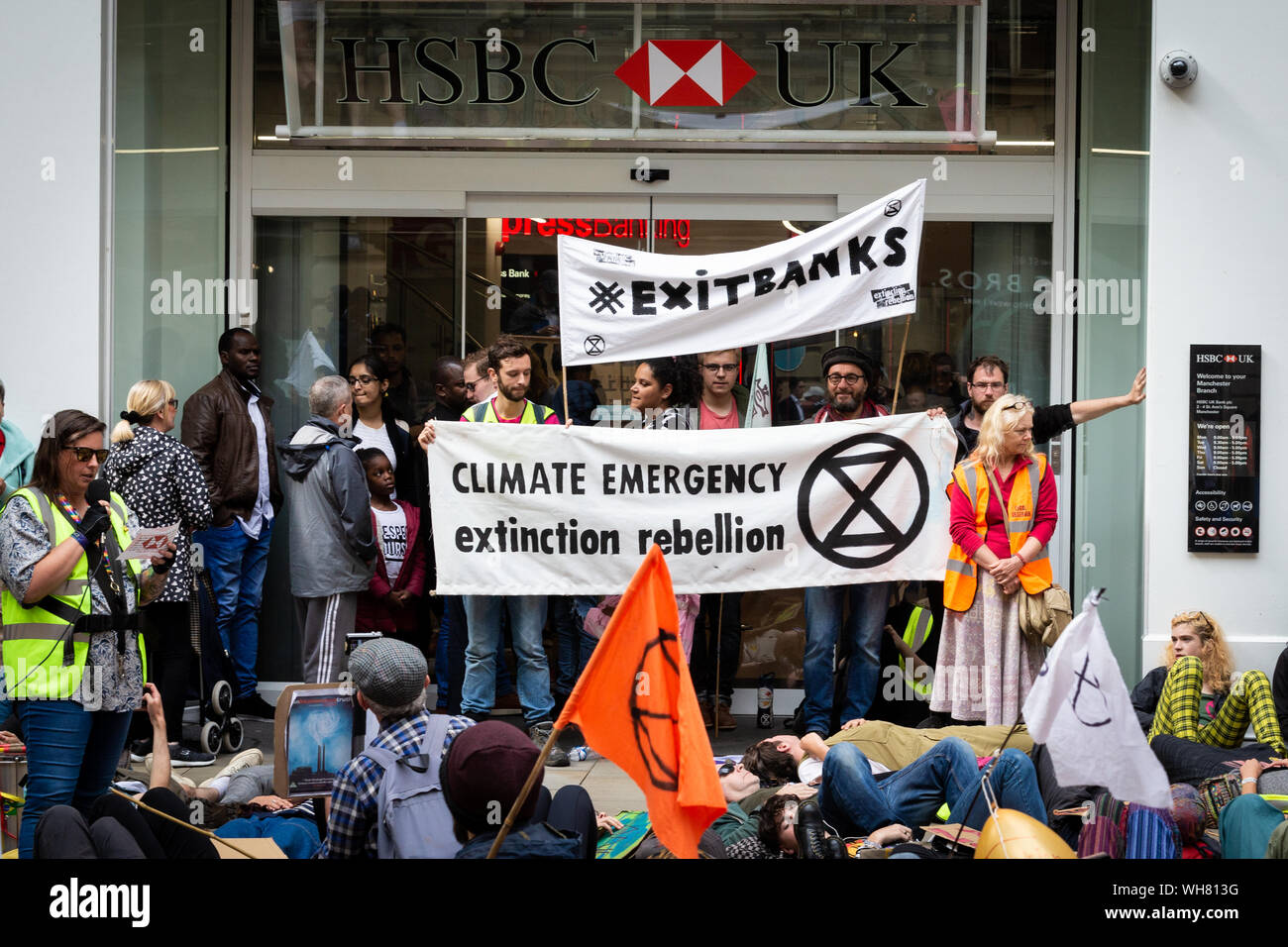 Manchester, Großbritannien. 02. September 2019. Die nördliche Rebellion, der Teil der vom Aussterben Rebellion ein Tag der Proteste vor wichtige Websites, die Barclays Bank, HSBC Bank und Primark enthalten inszeniert. Die Proteste begannen drei Tage zuvor in der Verfolgung für friedliche Aktion erstellen Änderungen notwendig, um den Klimawandel zu überwinden.. Andy Barton/Alamy leben Nachrichten Stockfoto