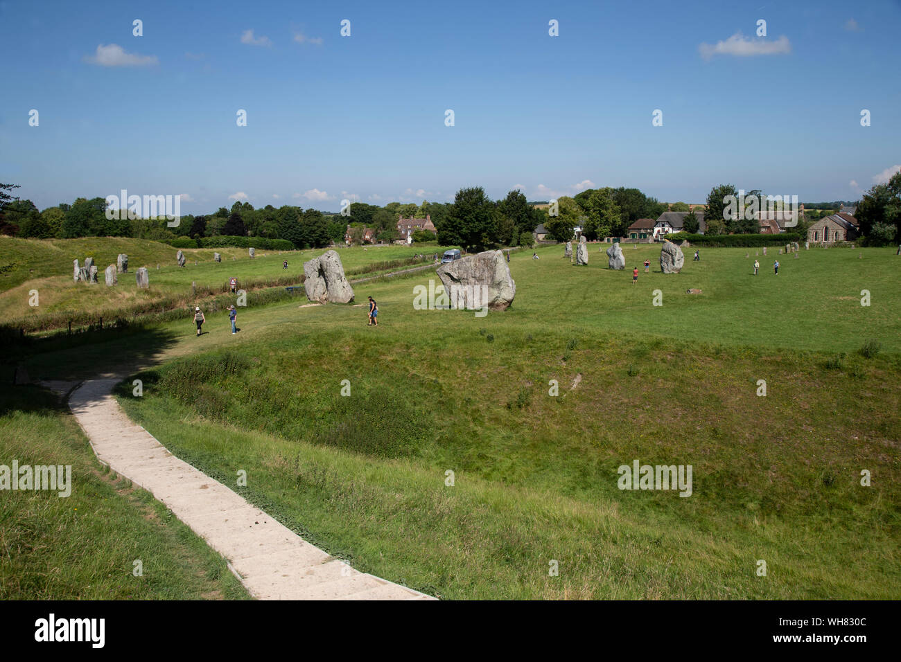 Ein Blick auf die antike Jungsteinzeit und Bronzezeit Stein Denkmäler auf einen Kreis von Gräben und Banken in Avebury, Wiltshire, England stehend Stockfoto