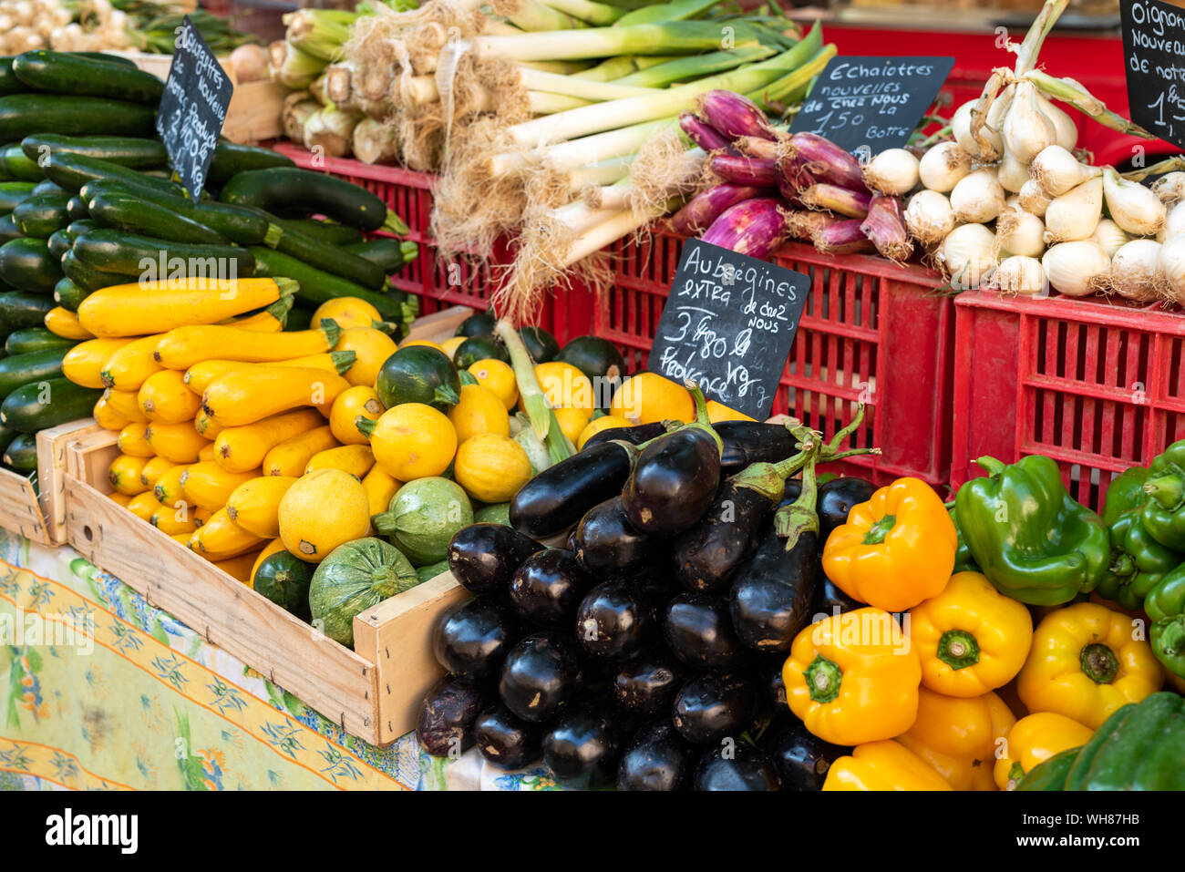 Frisches Gemüse auf dem Straßenmarkt in Aix-en-Provence, Frankreich Stockfoto