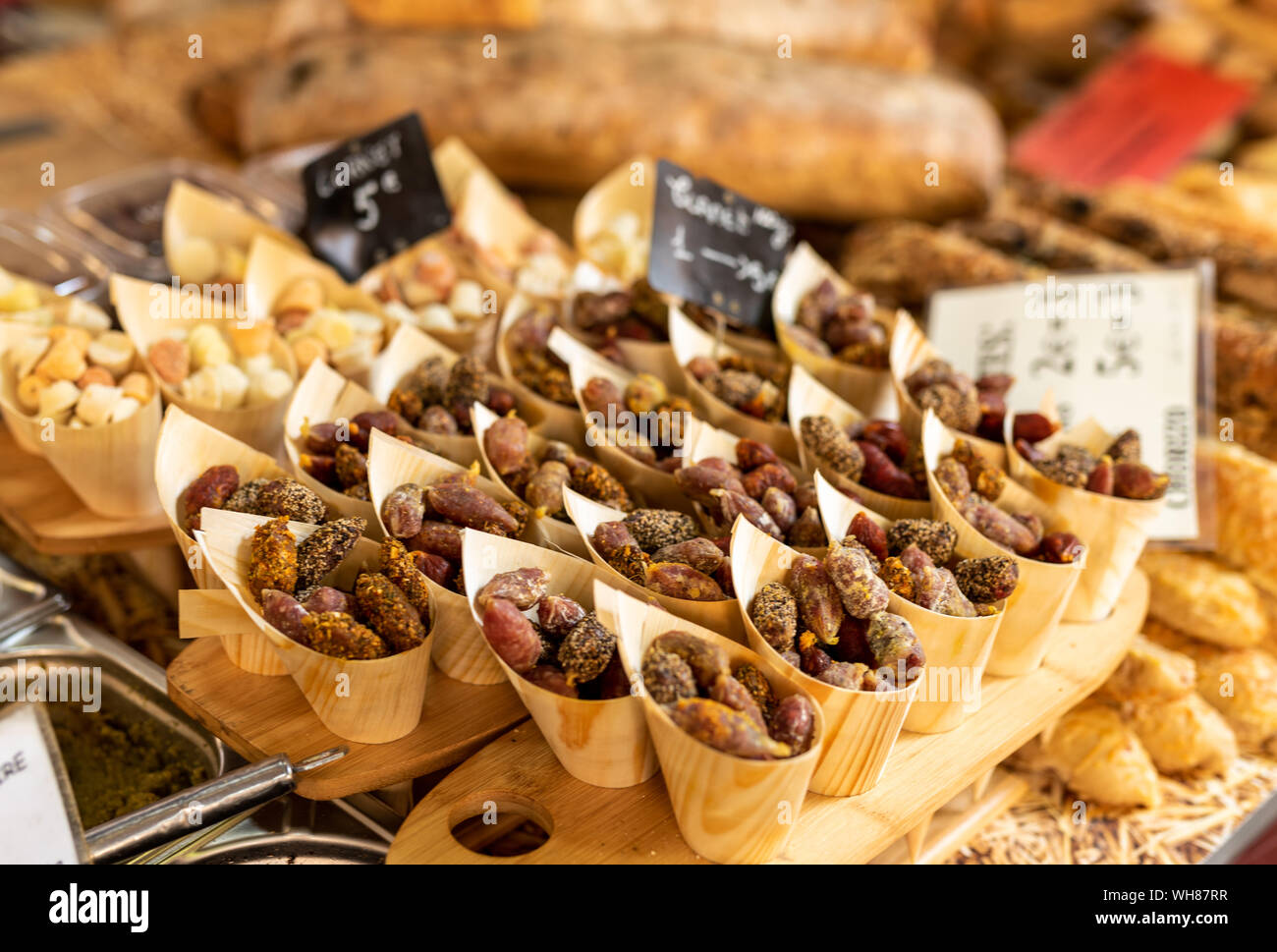 Wurst zum Verkauf auf dem lokalen Straßenmarkt, Aix-en-Provence, Frankreich Stockfoto