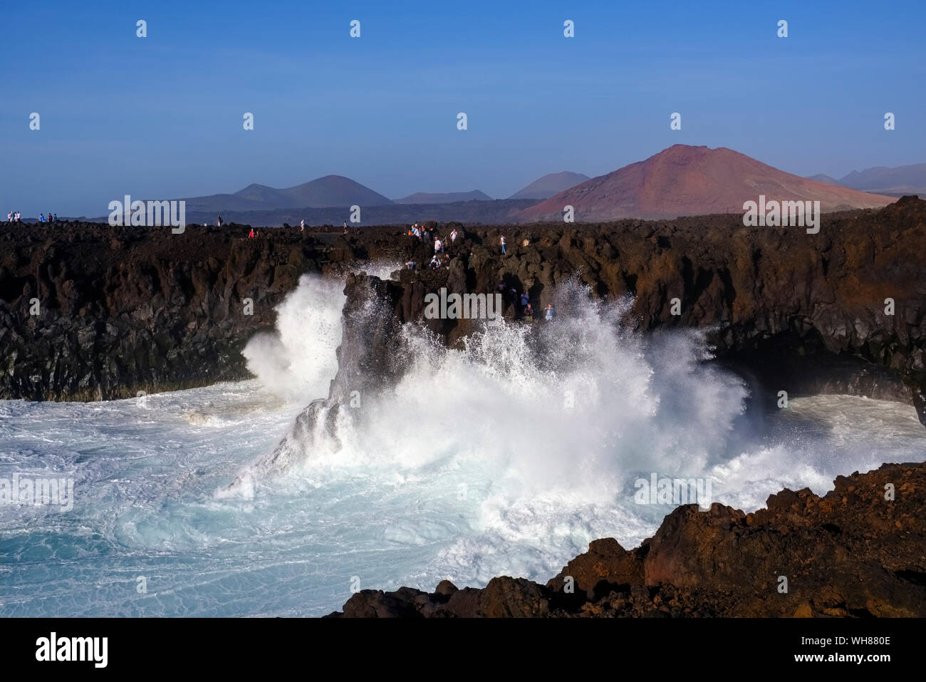 Brechende Wellen an der felsigen Küste, Los Hervideros, Lanzarote, Spanien Stockfoto