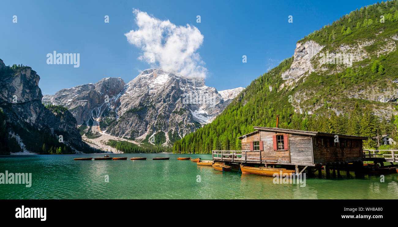 Bootshaus am Pragser Wildsee, Pragser Dolomiten, Südtirol, Italien Stockfoto