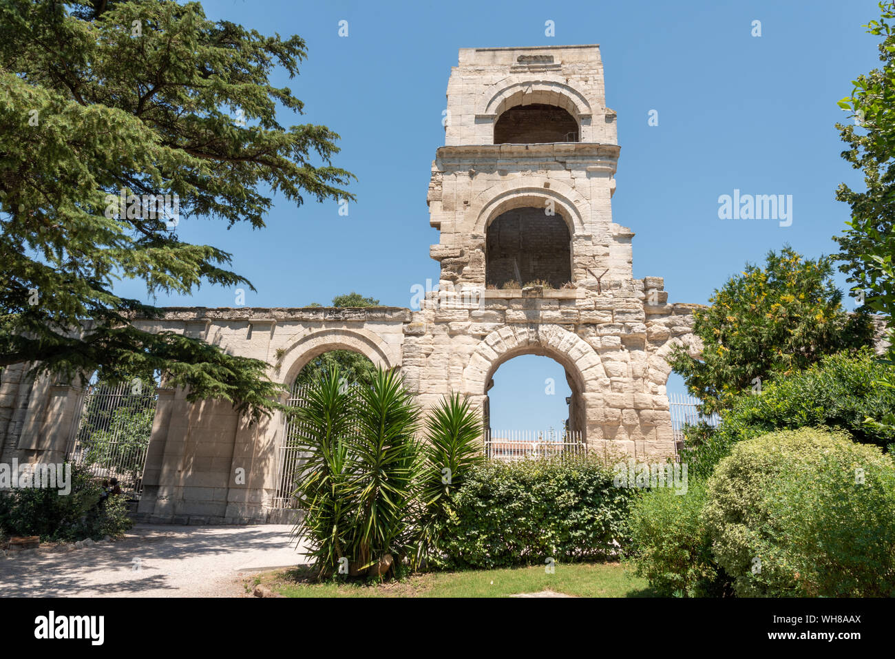 Antike römische Theater Arkaden Wand mit Turm von Roland in Arles Frankreich Stockfoto
