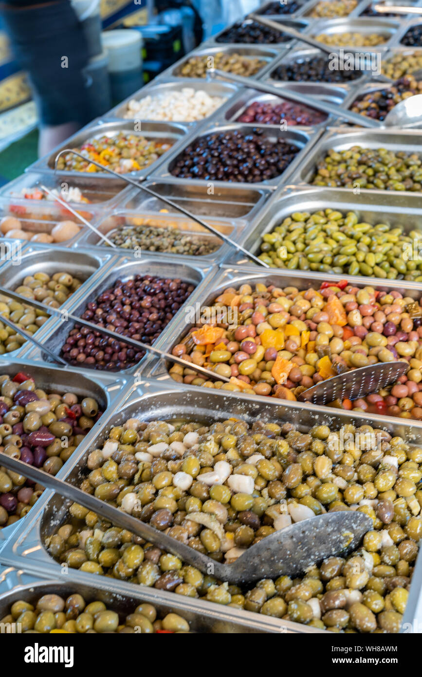 Frische Oliven zum Verkauf an einem Stall Straßenmarkt in Provence Frankreich Stockfoto