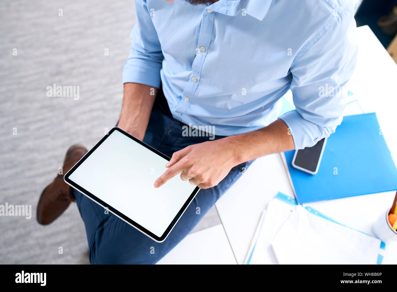 Ansicht von oben von einem Geschäftsmann mit einem digitalen Tablet Stockfoto