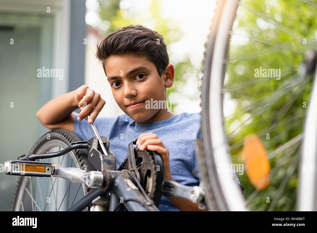 Portrait von einer selbstbewussten jungen sein Fahrrad reparieren Stockfoto