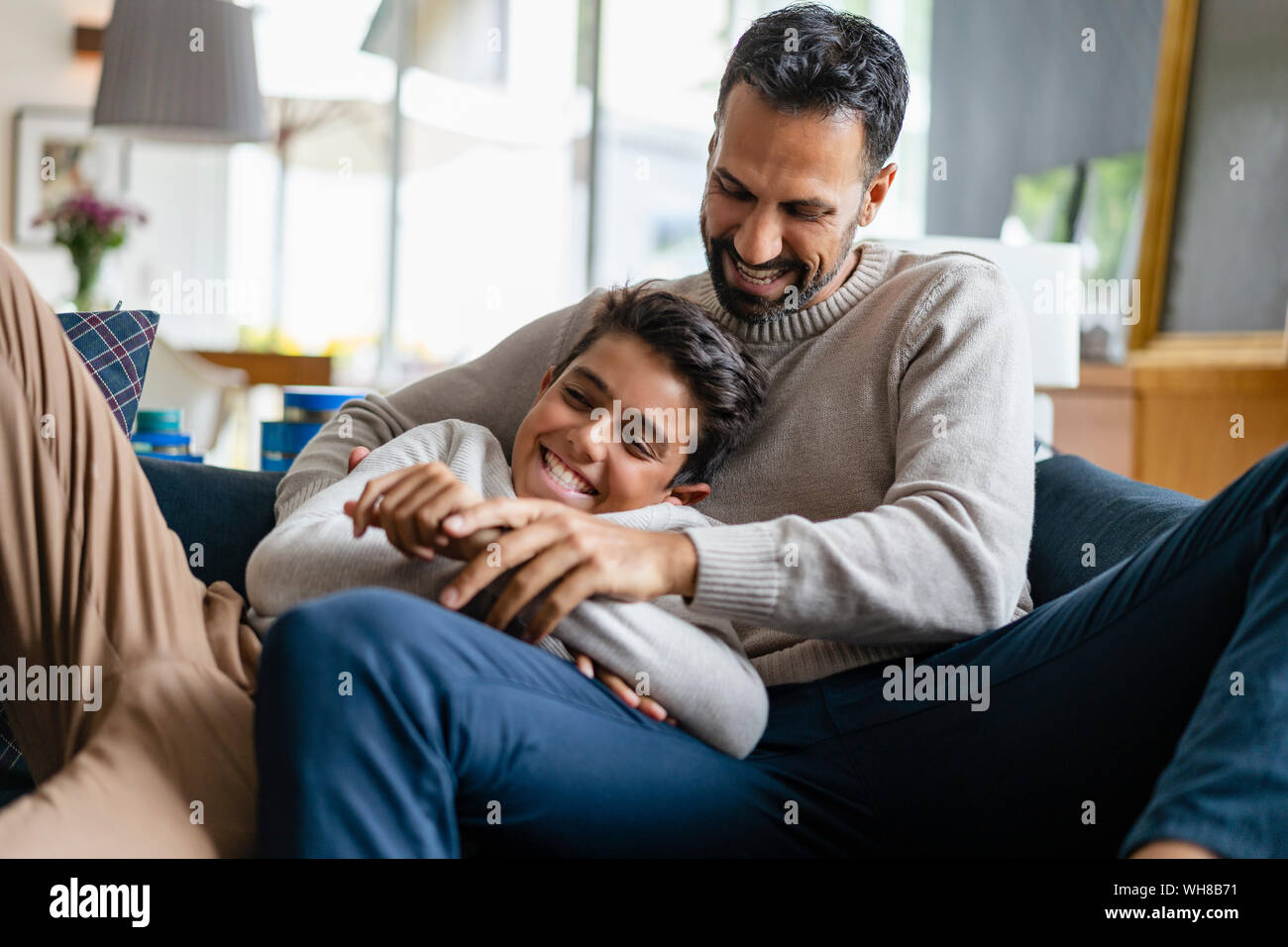 Vater und Sohn Spaß auf der Couch im Wohnzimmer. Stockfoto