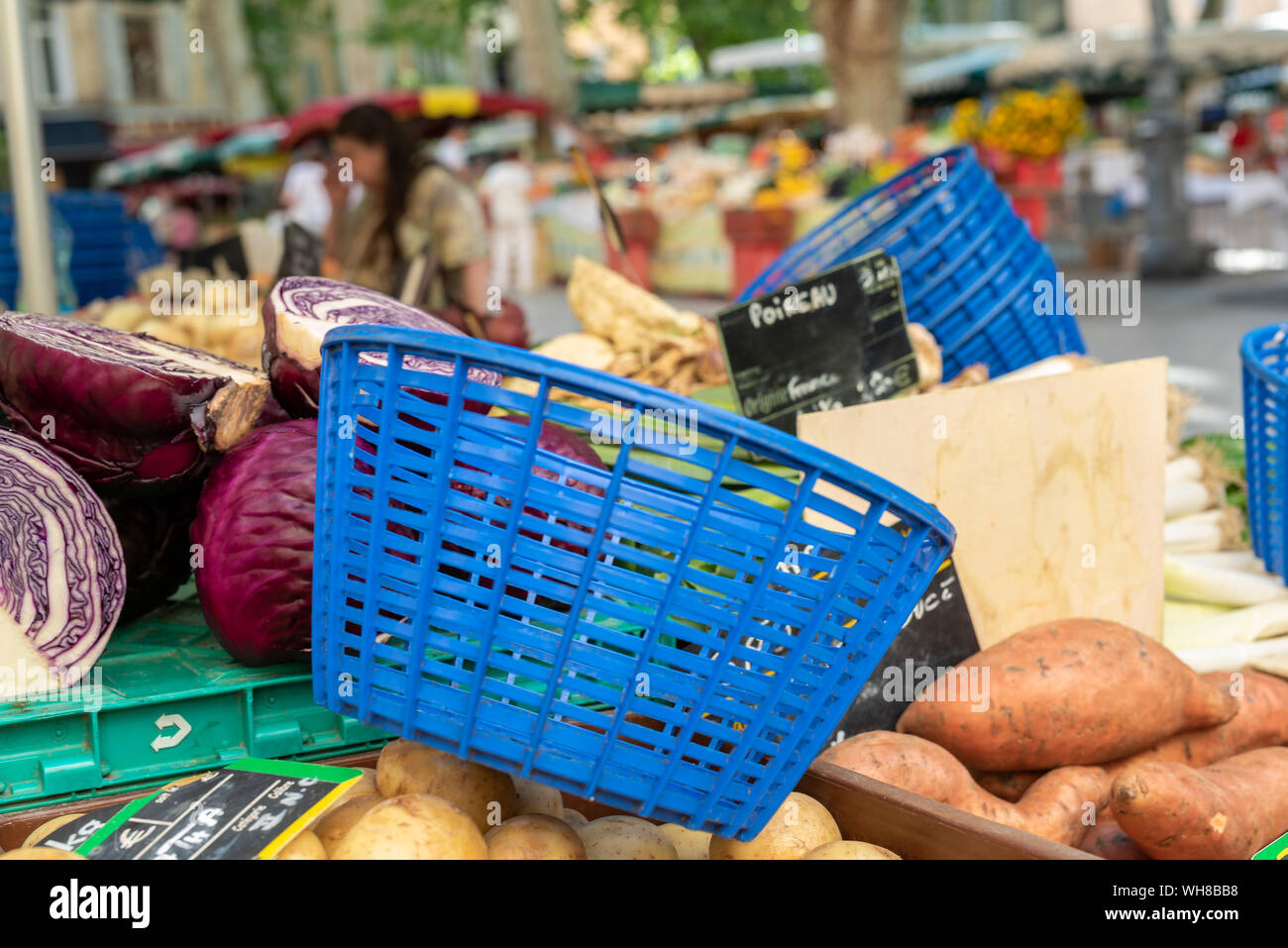 Marktkorb am Stand des Lebensmittelmarktes in der Provence Stockfoto