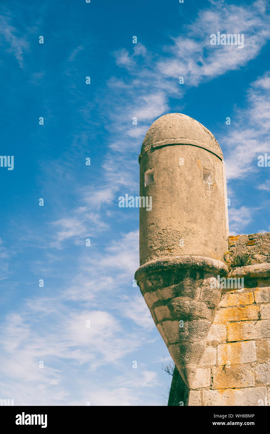 Detail der Wände und Turm der Festung der Muttergottes von Licht in Cascais, Portugal. Stockfoto