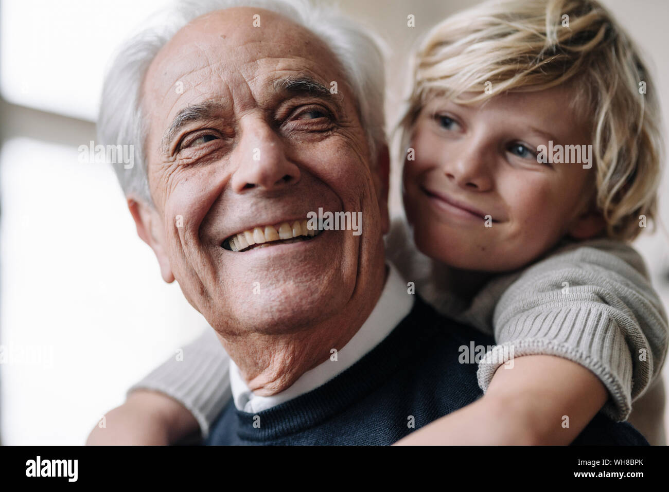 Happy Enkel umarmen Großvater Stockfoto