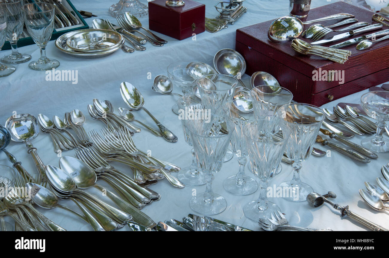 Flohmarkt mit silbernem Utensil in der Provence, Frankreich Stockfoto