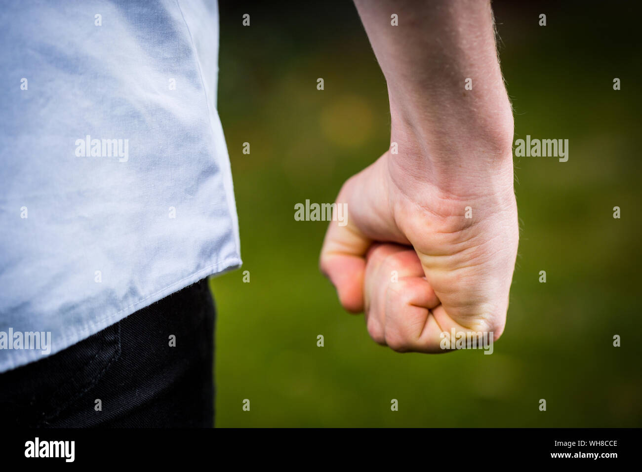Nahaufnahme einer Schule junge Bilden einer Faust für einen Kampf bereit Stockfoto
