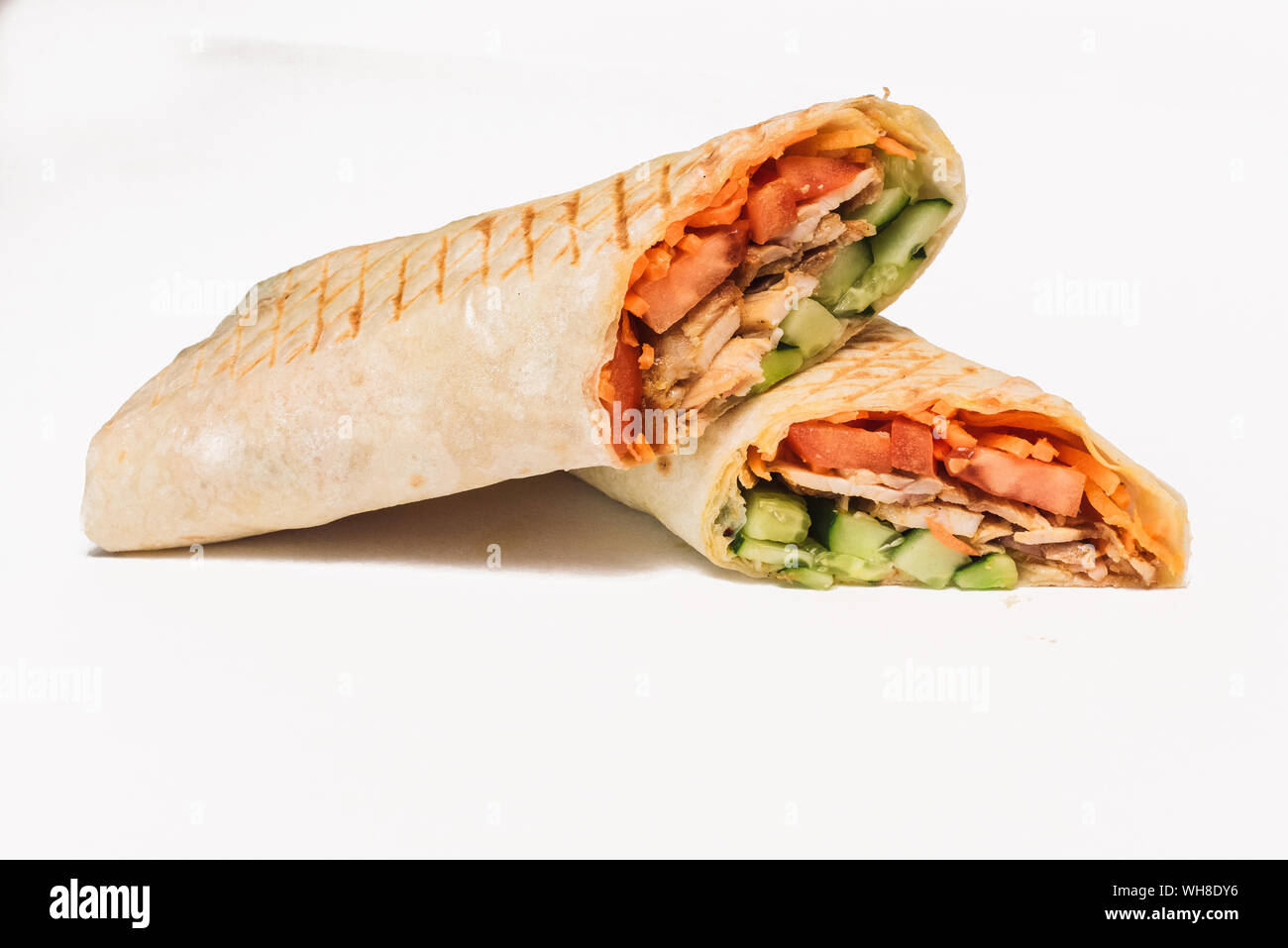 Isolierte shawarma mit Schatten. Orientalisches essen von Hähnchenfleisch, Tomaten, Gurken in pita Brot. Stockfoto