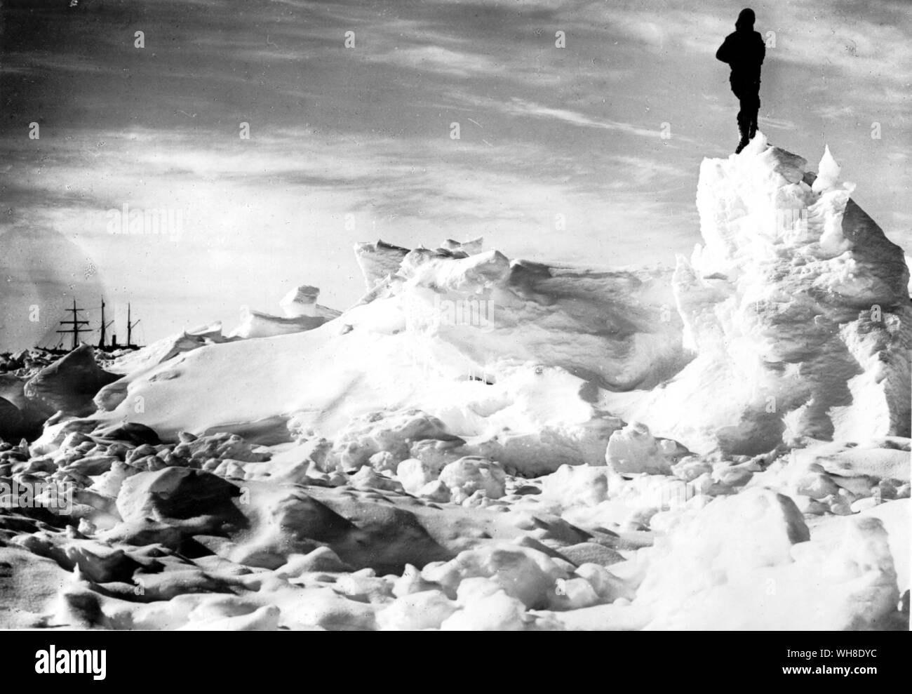 Ausdauer Schiff im Hintergrund. 1916, Sir Ernest Shackleton's Schiff Ausdauer wurde in den Eisschollen zermalmt. Kapitän Sir Ernest Henry Shackleton (1874-1922) war ein anglo-irischen Explorer, jetzt hauptsächlich für seine Antarktis Expedition von 1914-1916 im Schiff Ausdauer erinnert. Aus der Antarktis: Der letzte Kontinent, der von Ian Cameron Seite 65. Stockfoto