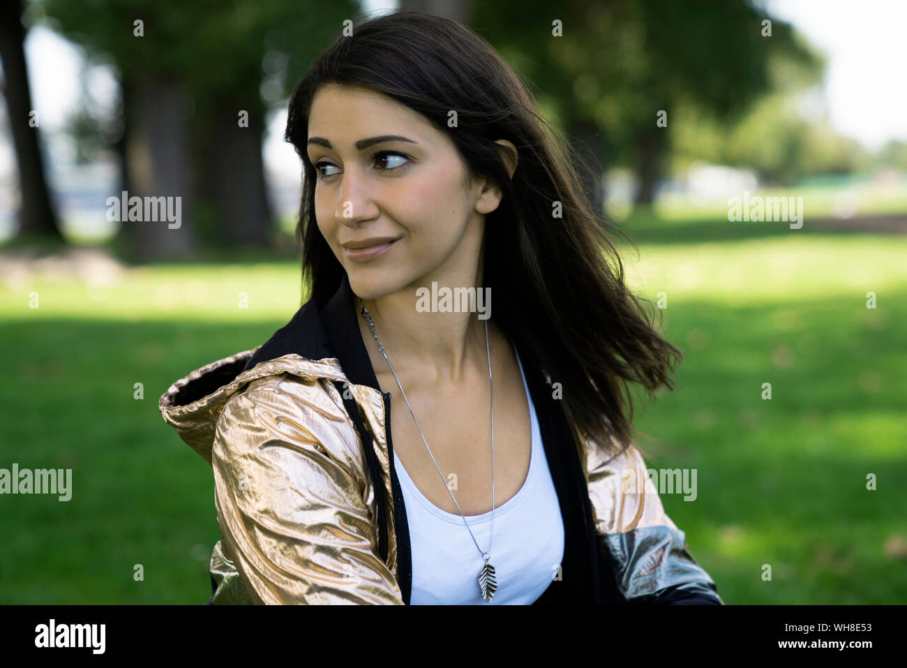 Porträt der jungen Frau mit glänzenden Jacke Stockfoto