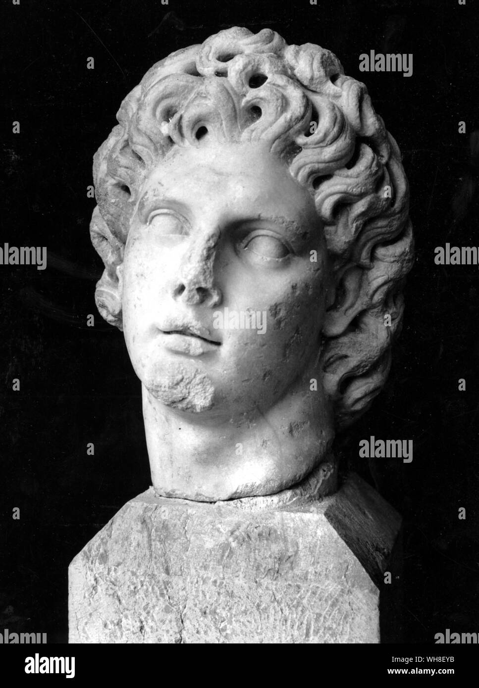 Kopf von Alexander dem Großen (356 v. Chr.-323 v. Chr.), König von Makedonien 336-323 v. Chr.. Er gilt als einer der erfolgreichsten Kommandeure in der Geschichte der Welt, erobert die meisten der bekannten Welt vor seinem Tod. Die Natur von Alexander, von Mary Renault, Seite 17. Stockfoto