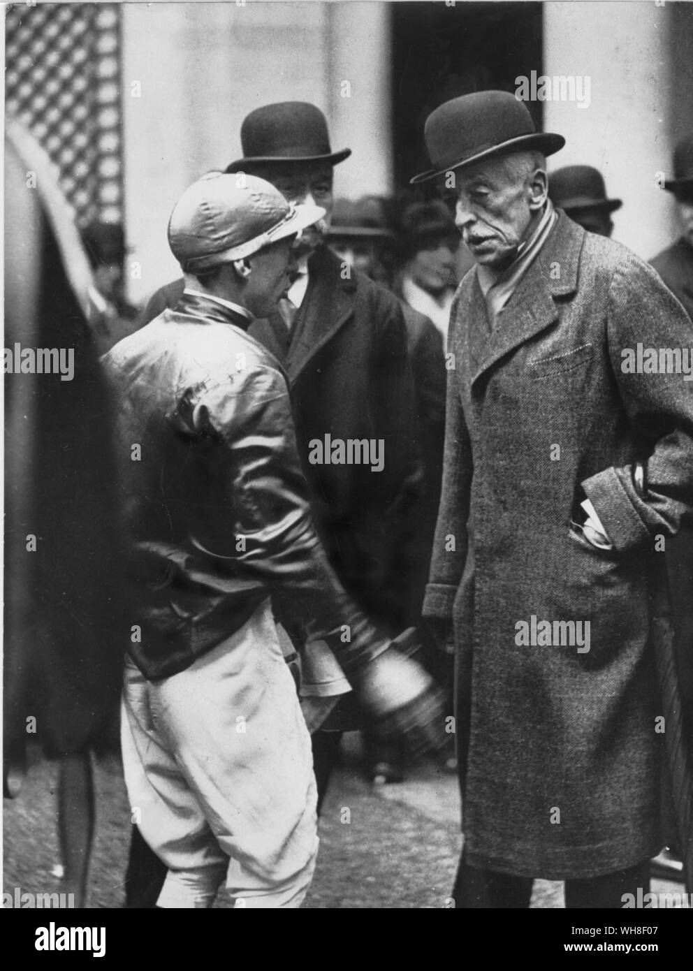 Baron E De Rothschild mit P Villecourt. Die Geschichte der Pferderennen von Roger Longrigg, Seite 298. Stockfoto