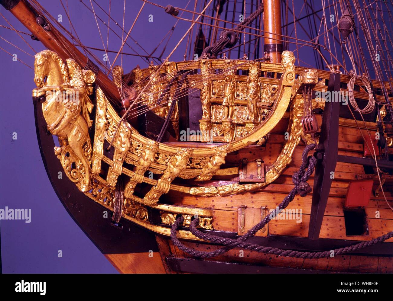 Modernes Modell der HMS PRINCE Schleife. Im Jahre 1670, der Prinz, erste große Kriegsschiff der Chatham, wurde ins Leben gerufen. Ein Austausch der Royal Prince wurde es verwendet, um die Englische Überlegenheit über die Niederländischen etablieren. HMS Prince war der feinsten englischen erstklassige Schiff des 17. Jahrhunderts. Der Prinz war ein großes Schiff: mit einer Last von 1.463 Tonnen und einem Kiel Länge von 131 Fuß, sie trug einen Krieg Kompliment von 780 Männern und wurde mit 100 Kanonen bewaffnet. Der Service Karriere Der Prinz begann im Jahre 1672, als sie die Flagge des Herzogs von York durchgeführt, dann Lord High Admiral von England und dem späteren König Jakob II. Stockfoto