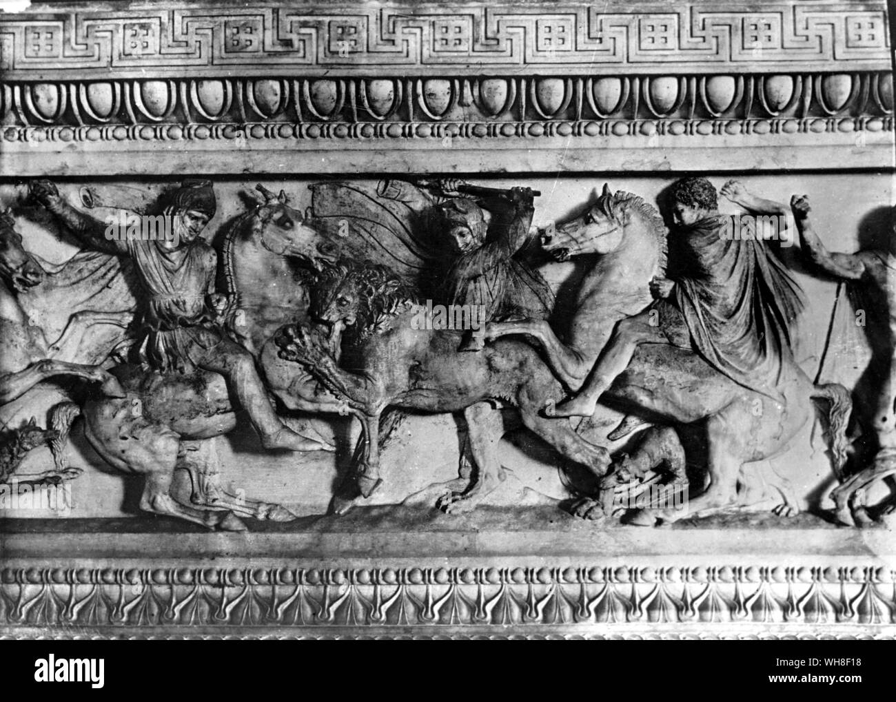 Alexander's Jagd und Kampf Detail der Sarkophag von Abdalonymos 320 BC. Die Natur von Alexander, von Mary Renault, Seite 88. Stockfoto