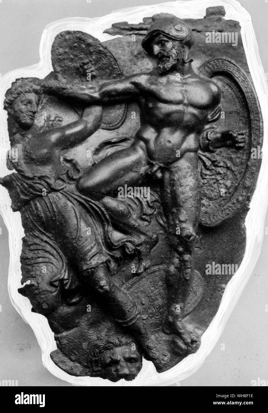 Porträt eines Schildes mit einem griechischen Krieger kämpfen. Die Natur von Alexander, von Mary Renault, Seite 182. Stockfoto