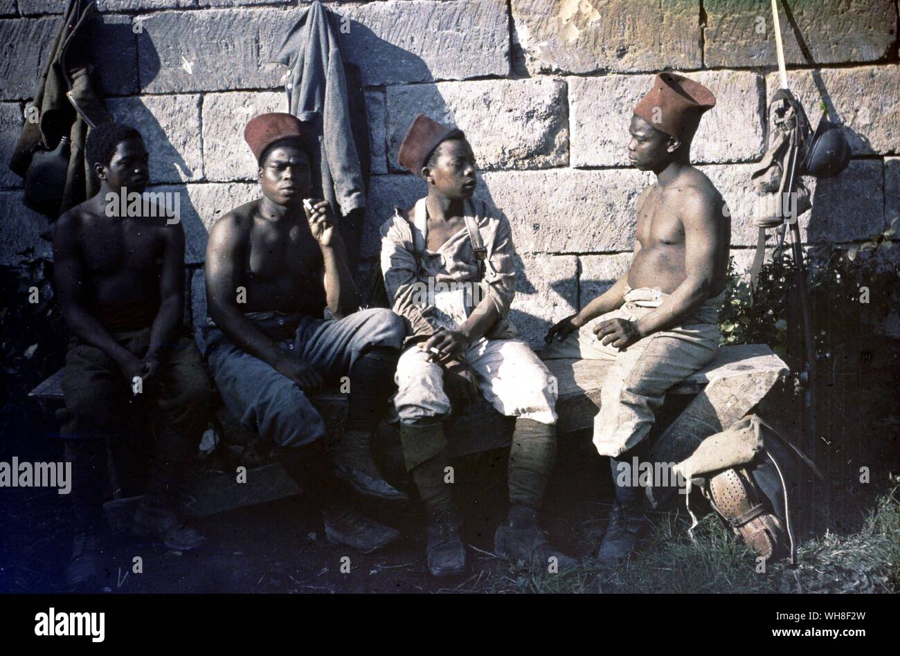 Weltkrieg ein. Einer der ersten Farbe Fotos gemacht. Der Große Krieg von Correlli Barnett.. Ein frühes Foto von Französischen senegalesische Soldaten. Diese riss Truppen wurden mit den US-Truppen und die Öffnung blasen der Alliierten Gegenoffensive der Marne im Juli 1918 liefern. . . Stockfoto