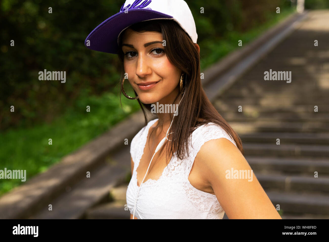 Porträt der jungen Frau mit Baseball-Kappe Stockfoto