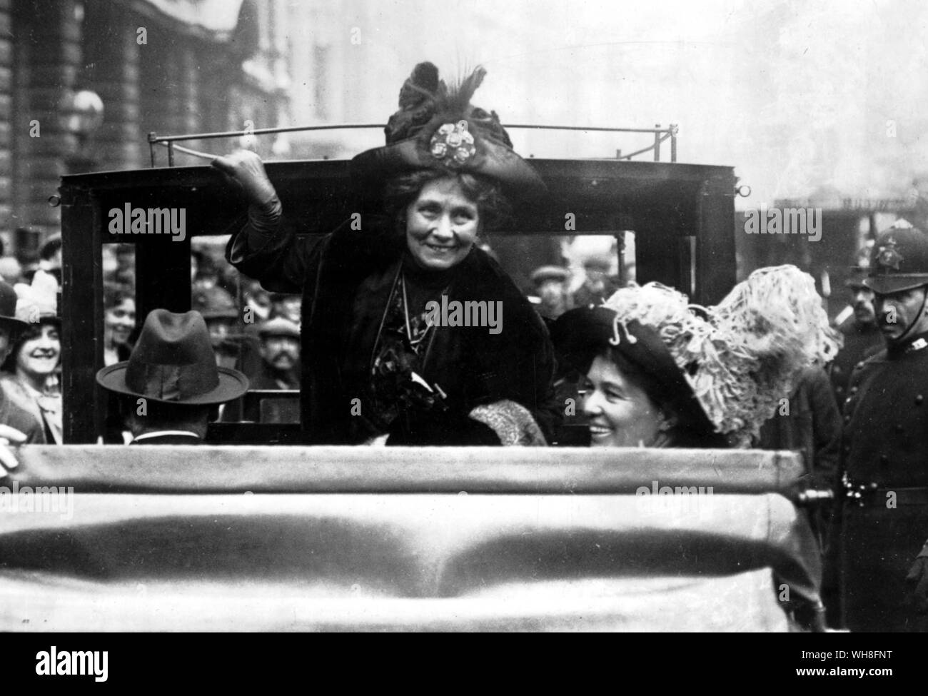 Frau Pankhurst 1858-1928 mit Frau Michael Foot, 1912. Die Edwardians von J B Priestley, Referenz 17425.. . Frau Emmeline Pankhurst (Goulden geboren) (1858-1928), englischer Suffragette. Gründer des Sozialen der Frauen und die Politische Union 1903. Sie die Konservative Partei trat im Jahre 1926. Stockfoto