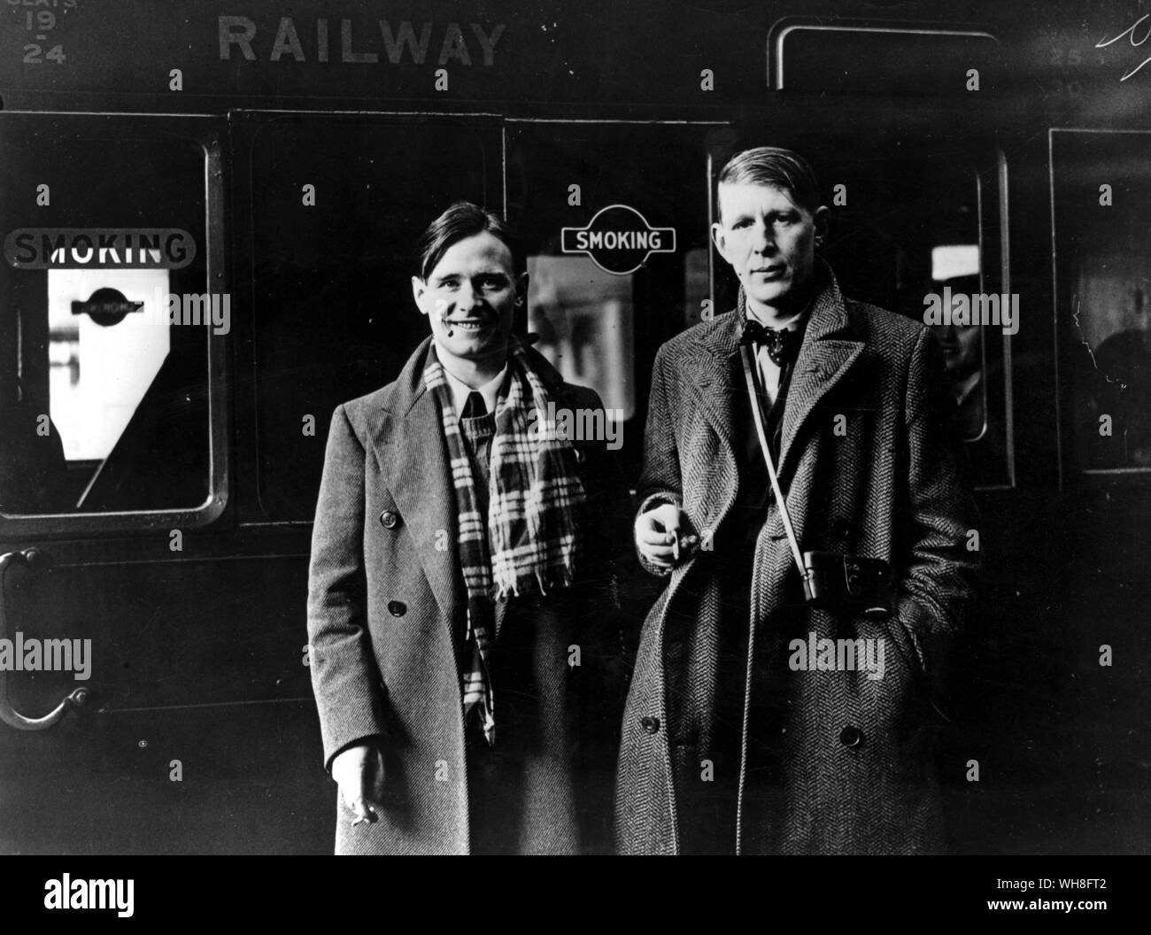 W H) (Wystan Hugh Auden (1907-1973) mit Christopher Isherwood. W H Auden, das Leben eines Dichters, von Charles Osborne. Stockfoto