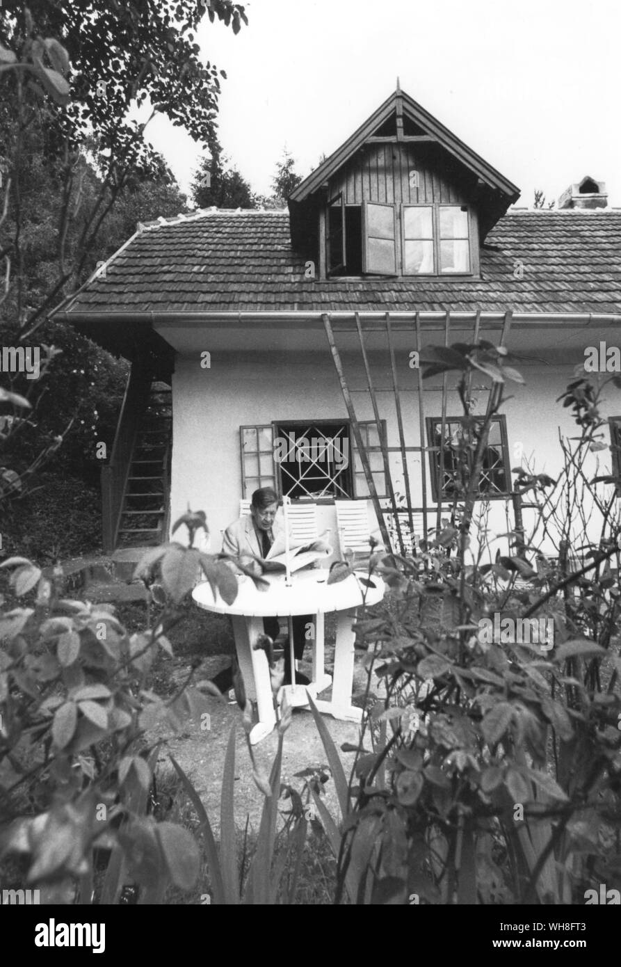 W H Auden (1907-1973). Das Bauernhaus in der Nähe von Wien Kirchstetten, Auden und Kallman 1958 gekauft und blieb den Sommer Haus bis zu auden's Tod im Jahr 1973. . W H Auden, das Leben eines Dichters, Charles Osborne.. . Stockfoto