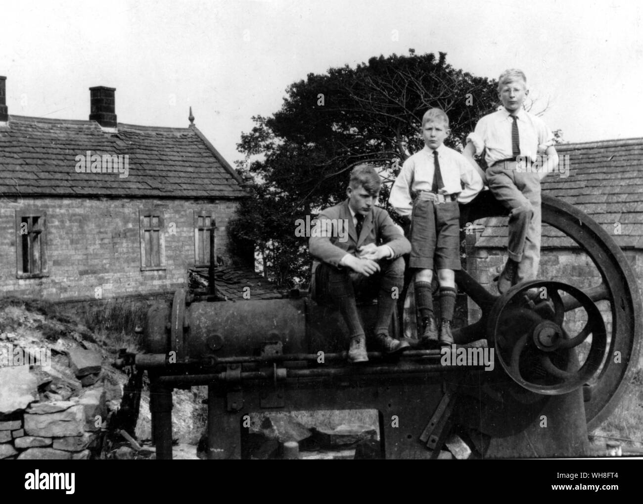 Die auden Brüder im Urlaub in Rhayader, Wales, während des Zweiten Weltkrieges ein. Wystan Hugh Auden (1907-1973) war ein englischer Dichter und Kritiker, der als einer der einflussreichsten und wichtigsten Schriftsteller des 20. Jahrhunderts. Er verbrachte den ersten Teil seines Lebens im Vereinigten Königreich, sondern wanderte in die Vereinigten Staaten im Jahr 1939, ein US-Bürger im Jahr 1946. W H Auden, das Leben eines Dichters, von Charles Osborne.. . Stockfoto