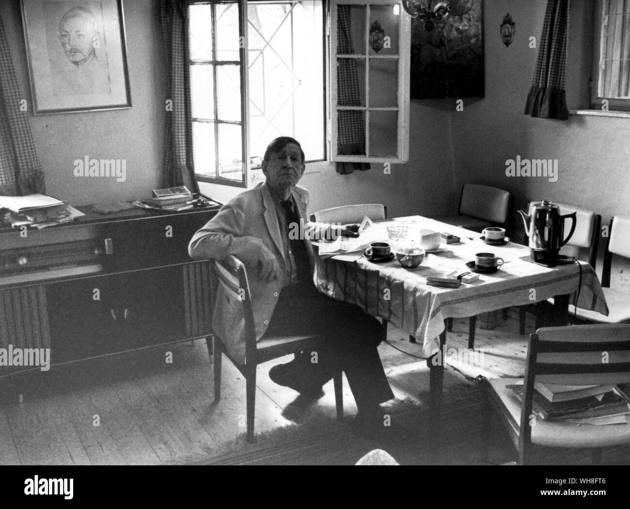 W H Auden im Bauernhaus in der Nähe von Wien Kirchstetten, die auden und Kallman 1958 gekauft und blieb den Sommer Haus bis zu auden's Tod im Jahr 1973. W H Auden, das Leben eines Dichters, von Charles Osborne.. . Stockfoto